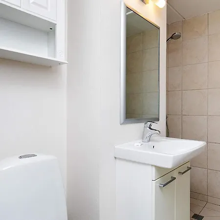 6 Person On A In Apartman *