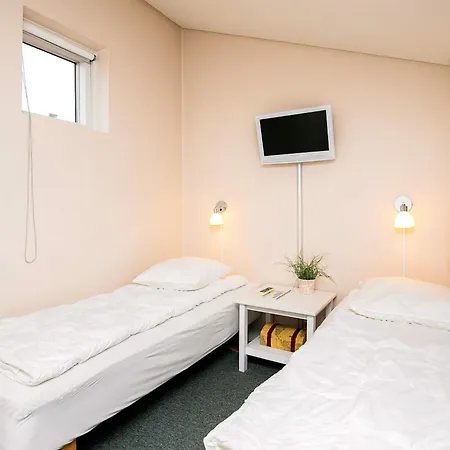 6 Person On A In Apartman