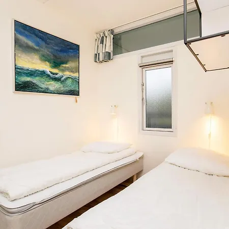 6 Person On A In Apartman *