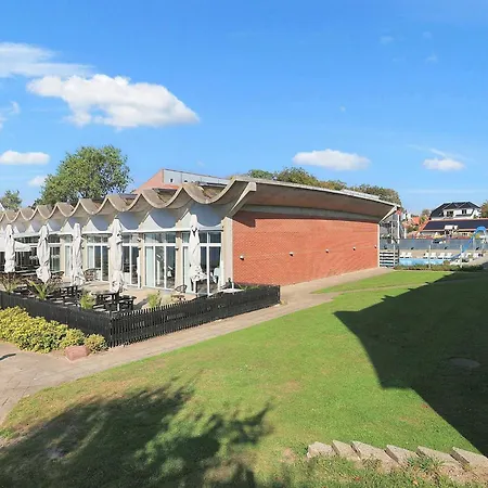 6 Person On A In Apartman