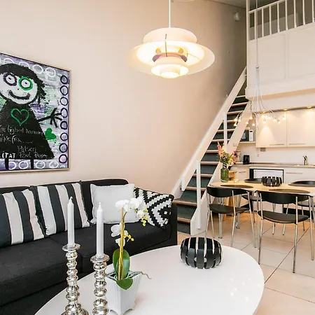 6 Person On A In Apartman