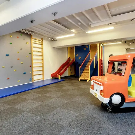 6 Person On A In Apartman *