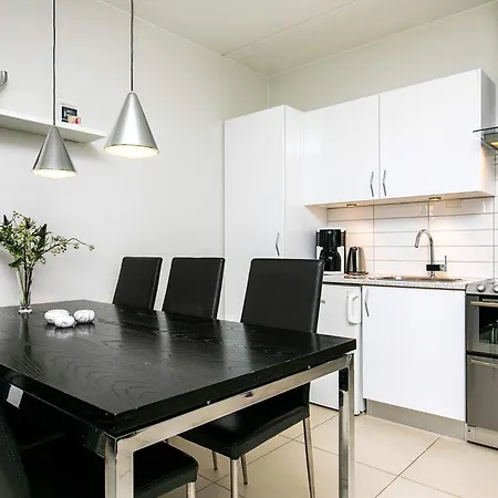 6 Person On A In Apartman