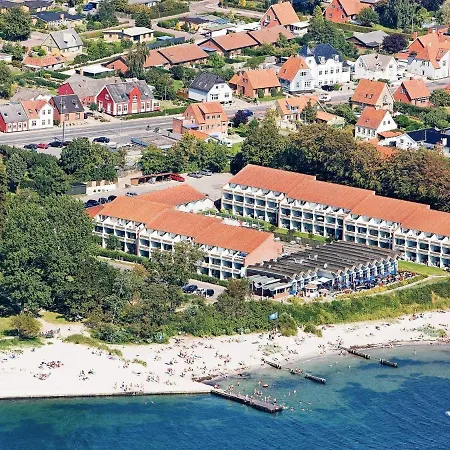 6 Person On A In Apartman *